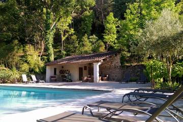 Gîte pour 2 personnes, avec terrasse ainsi que piscine et jardin à Oppède