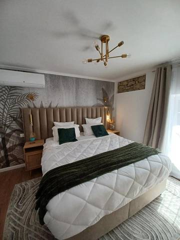 Cottage pour 6 personnes, avec vue ainsi que piscine et jardin dans Les Omergues