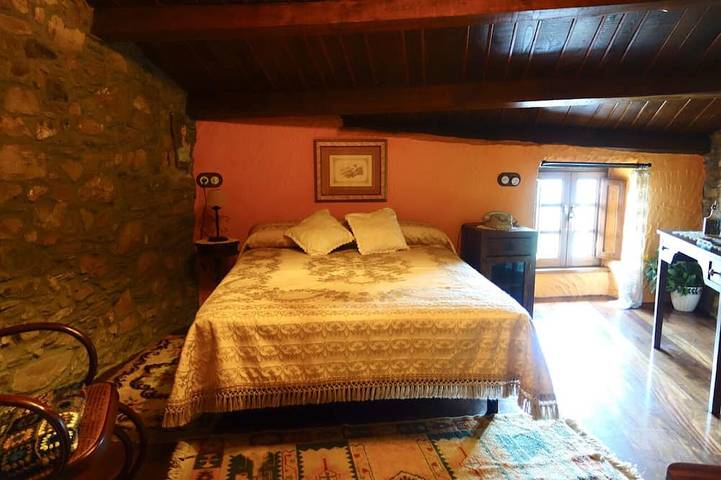 Cozy Cottage with Magical Garden  Overlooking the Beach. in Suegos, Vicedo