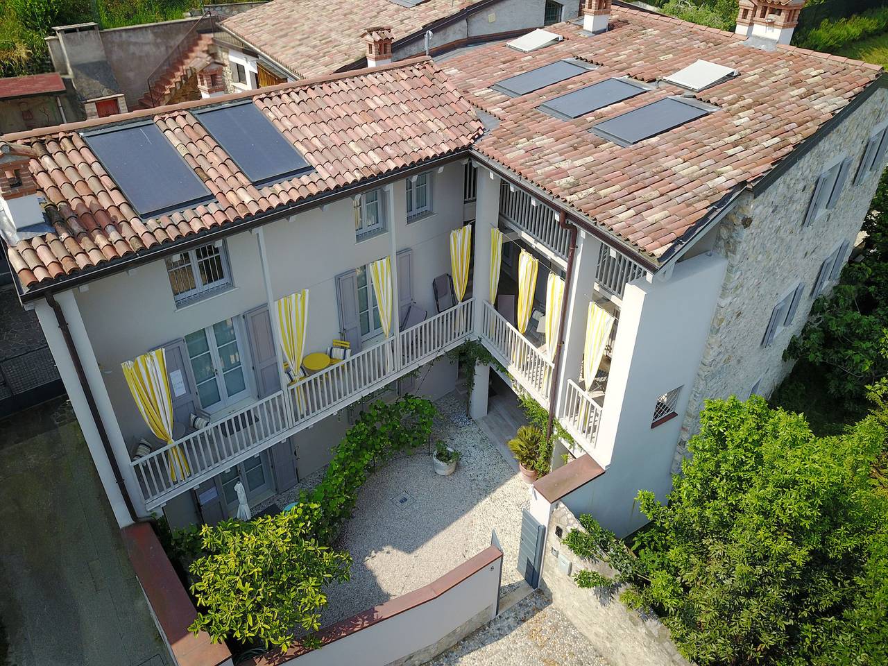 Entire apartment, Apartment 'Dos Del Sul - Vinaccia'  Wi-Fi and Air Conditioning in Roè Volciano, Garda Mountains