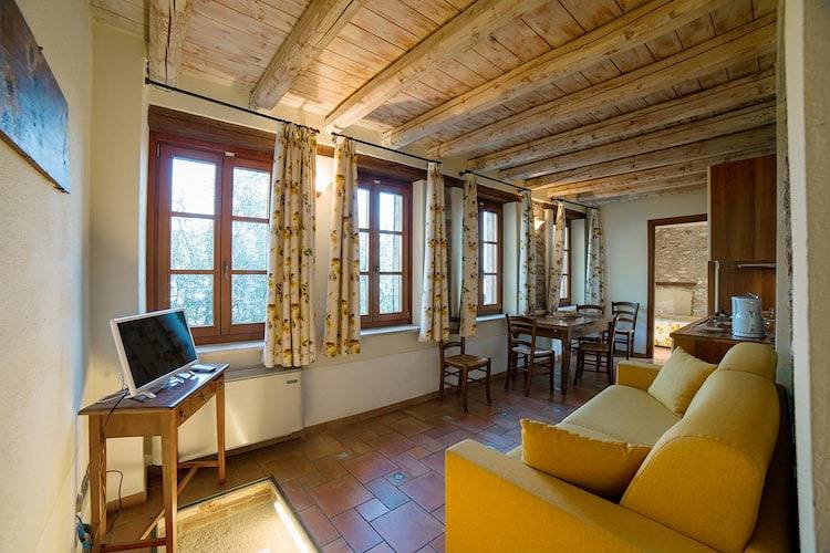 Ganze Wohnung, Borgo Alba Apt. mit Gemeinschaftspool in Maderno, Toscolano-Maderno