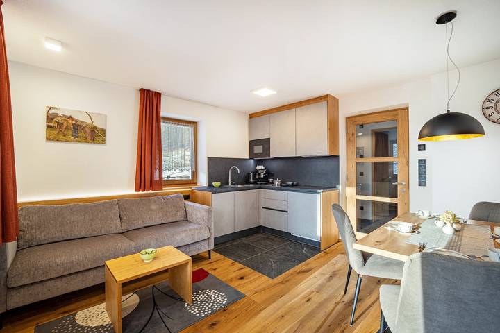Entire apartment, Apartment 'Hubertus - Sonnklar' with Mountain View, Private Terrace and Wi-Fi in Hohe Tauern, Sand in Taufers
