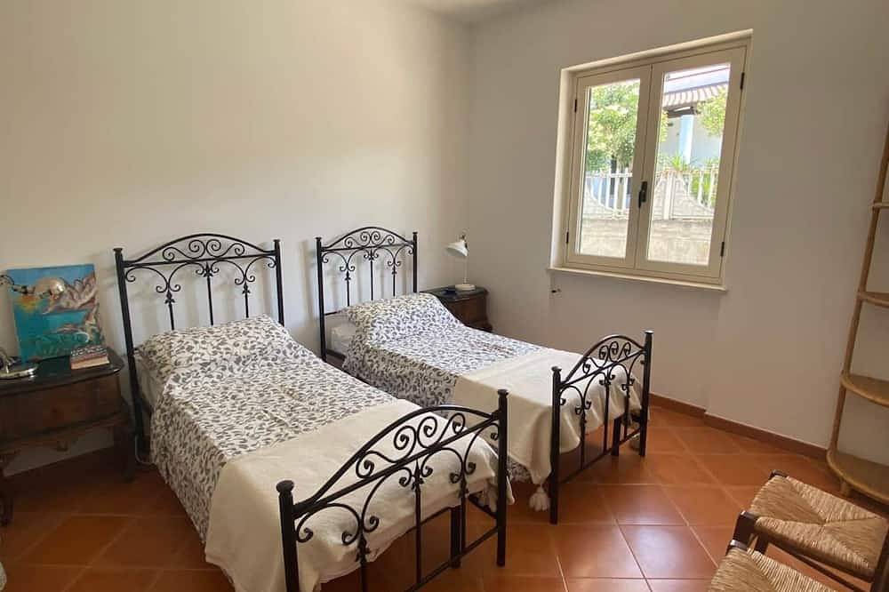 Villa Pavone, with private pool and sea view near the beach in Faro Capo Vaticano, Vibo Valentia Provinz