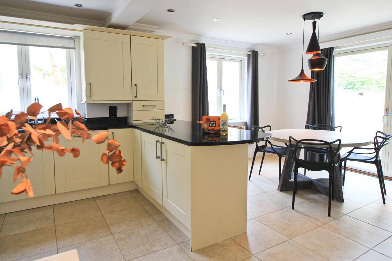 Entire apartment, Close To Beach, dogs welcome, private garden in Constantine Bay, Cornwall