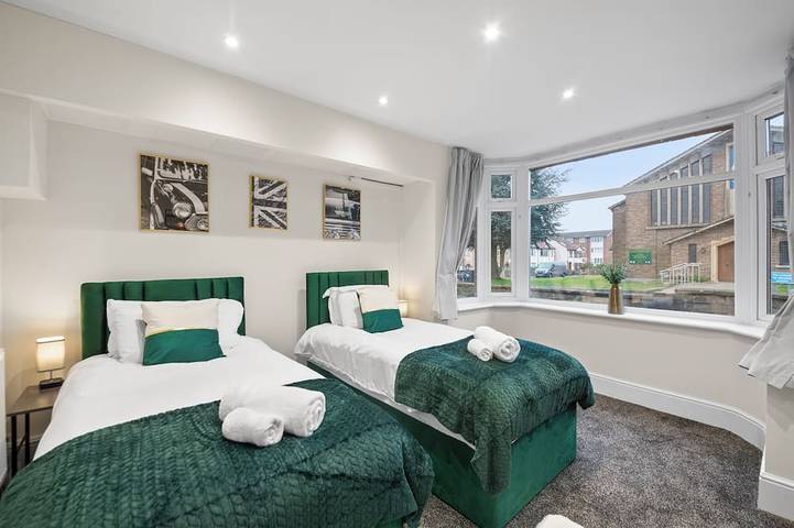 Stylish 5Br Oxford Cooper House, Sleeps 11 with Parking in Oxford, Oxfordshire