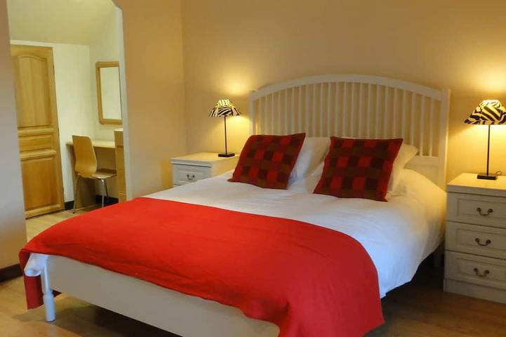 Gîte pour 10 personnes, avec jardin ainsi que terrasse et piscine à Les Champs-Géraux - 3