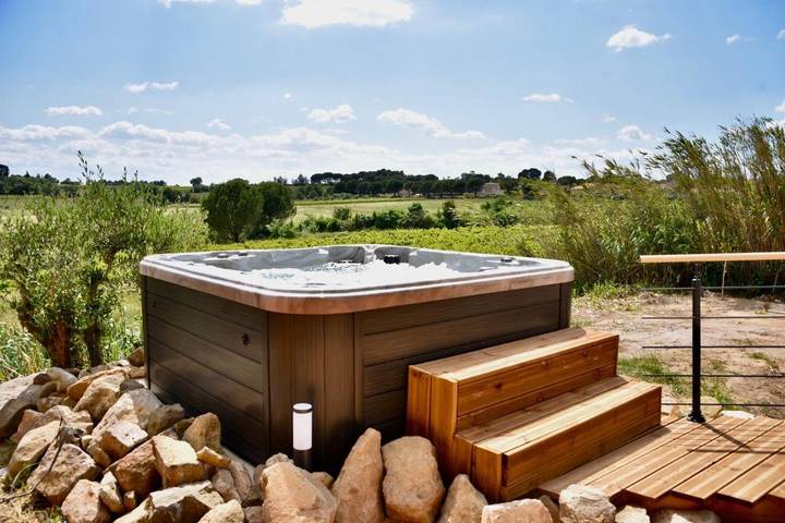 Villa pour 17 personnes, avec Jacuzzi et Terrasse ainsi que Jardin et Piscine à Ouveillan