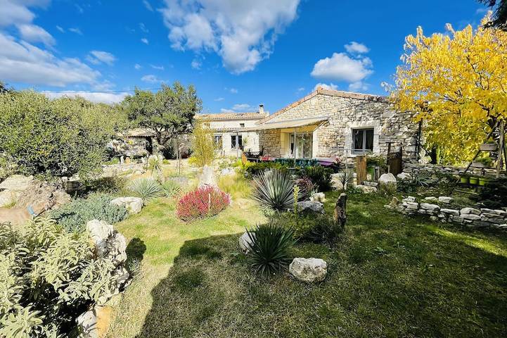 Location de vacances pour 4 personnes, avec Jacuzzi ainsi que Terrasse et Jardin à Orgnac-l'Aven