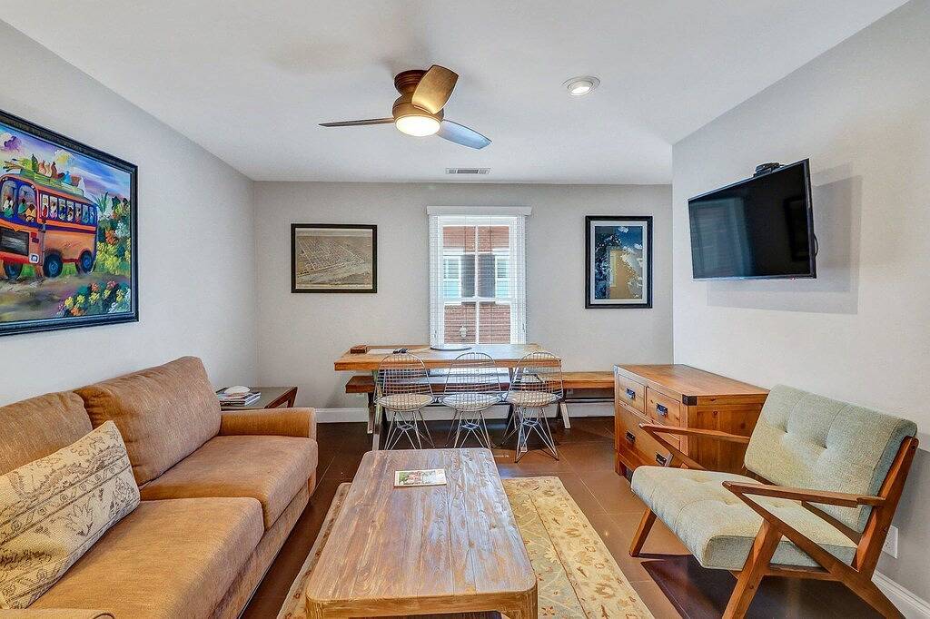 Ganze Wohnung, Bleiben Sie bei Lucky Savannah: Modernes Carriage House am Crawford Square! in Savannah, Chatham County