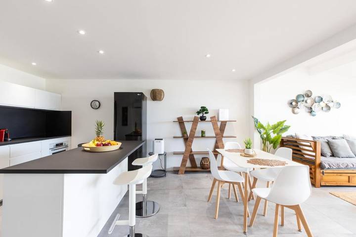 Gîte pour 2 personnes, avec piscine ainsi que vue et terrasse dans Nettlé Bay - 2