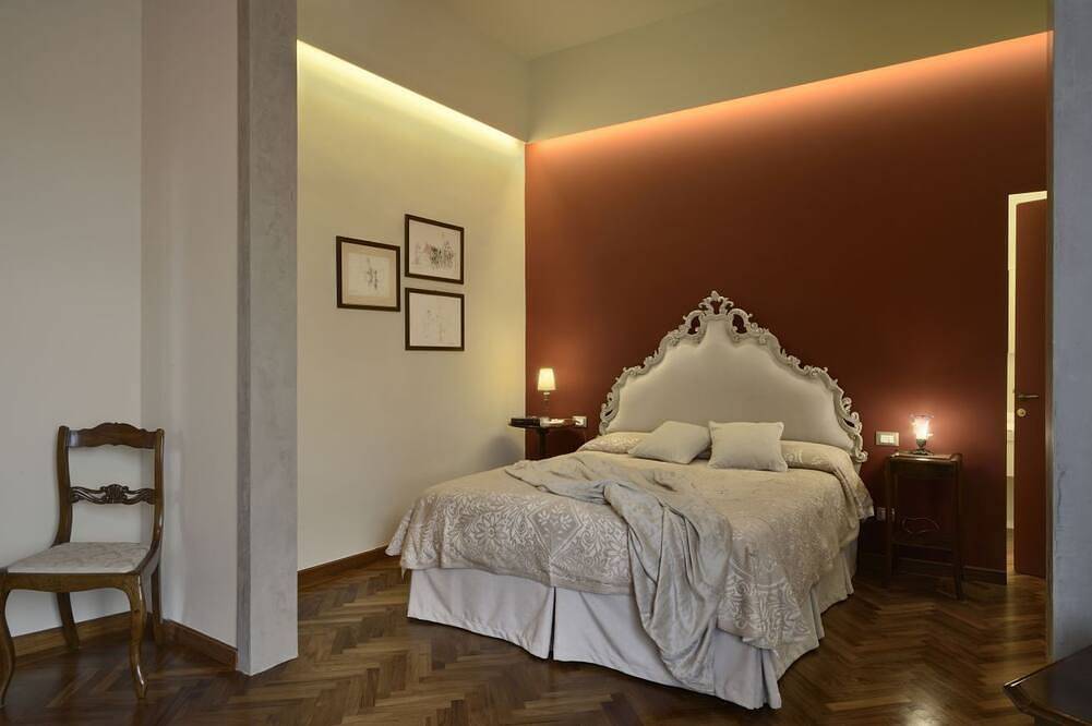 Suite Rosso di Sera with A/C and Private bathroom-  Villa le Facezie B&B in Terranuova Bracciolini, Valdarno