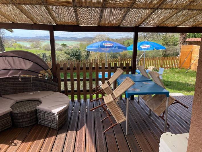 Gîte pour 6 personnes, avec terrasse et jardin ainsi que vue sur le lac et vue à Montbel