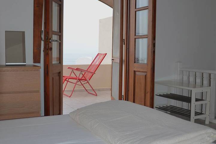 Absolute Peace in a beautiful setting - north villa in Santorin
