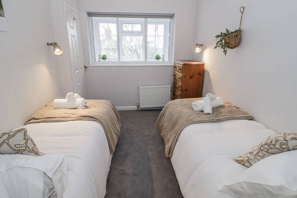 3 Leycester Court, pet friendly, with a garden in Warwick in Warwick, Warwickshire