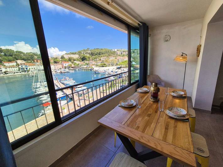 Entire holiday apartment, 2-Bedroom Apartment with Sea View – Everything Within Walking Distance in Saint-Mandrier-sur-Mer, Mediterranean Coast (France)