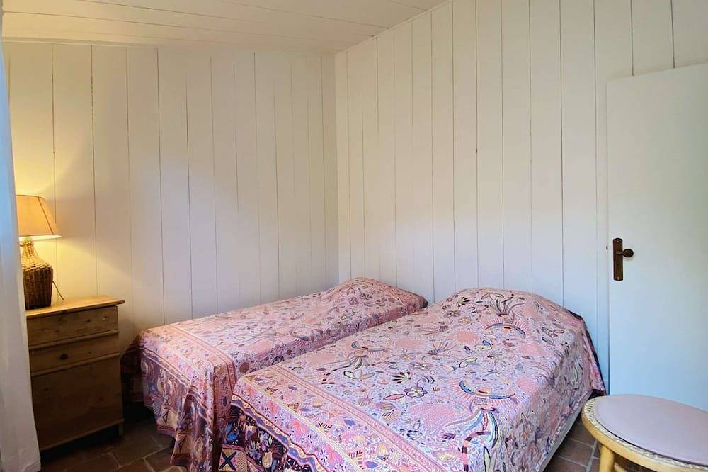 Retaise house with courtyard in the village center in La Couarde-sur-Mer, Ile de Re