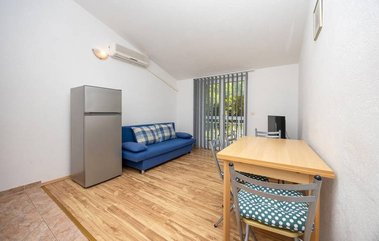 Ganze Ferienwohnung, Modernes Apartment mit Terrasse, Parkplatz und WLAN – 600 m vom Strand entfernt in Lokva Rogoznica, Omis-Riviera