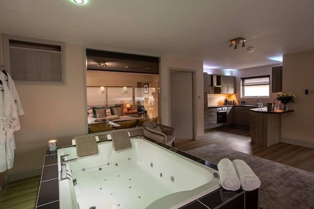 Hollybank Lodge - Sleeps 2 - sleeps 2 guests  in 1 bedroom in Loch Lomond, Argyll & Bute