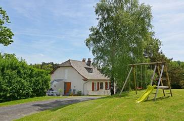Gîte pour 6 personnes, avec jardin ainsi que terrasse et jacuzzi, animaux acceptés dans l' Aveyron