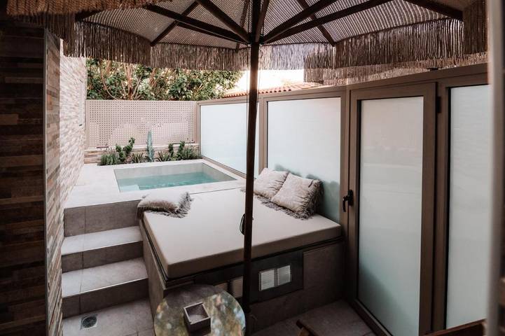 Ferienwohnung für 2 Personen, mit Terrasse und Garten sowie Pool