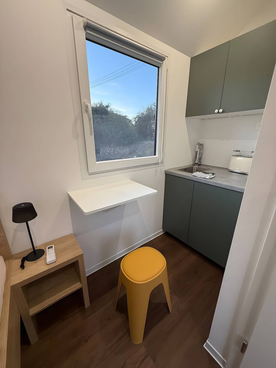 Ganze Ferienwohnung, Modernes, helles Tiny Haus naturnah in den Weinreben in Efringen-Kirchen, Hochschwarzwald