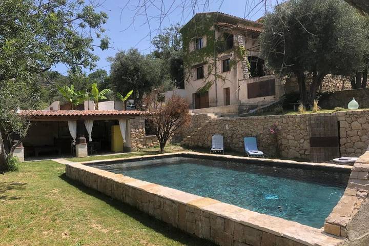 Villa pour 12 personnes, avec Balcon et Terrasse ainsi que Jardin et Piscine