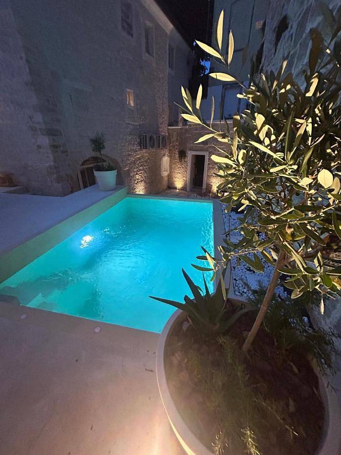 Location de vacances pour 6 personnes, avec piscine et sauna ainsi que jardin et jacuzzi à Tinjan