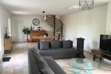 Location de vacances pour 10 personnes, avec terrasse et jardin à Cavillargues