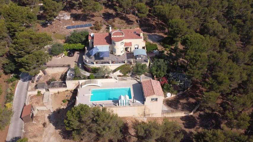 Location de vacances pour 4 personnes, avec Terrasse et Piscine à Ensuès-la-Redonne