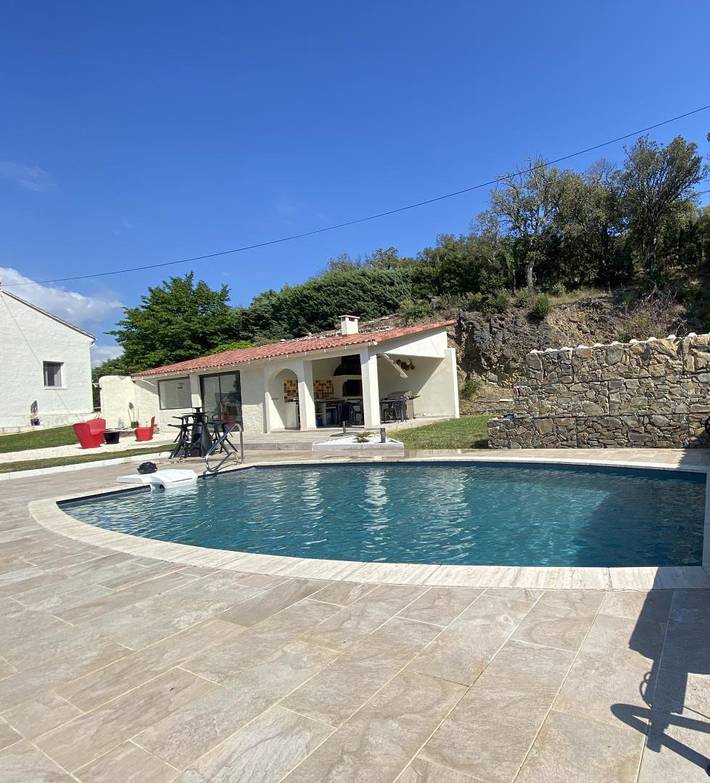 Gîte pour 6 personnes, avec piscine ainsi que terrasse et jardin