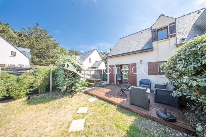 Location de vacances pour 4 personnes, avec terrasse ainsi que jardin et piscine, adapté aux familles dans Kerhillio