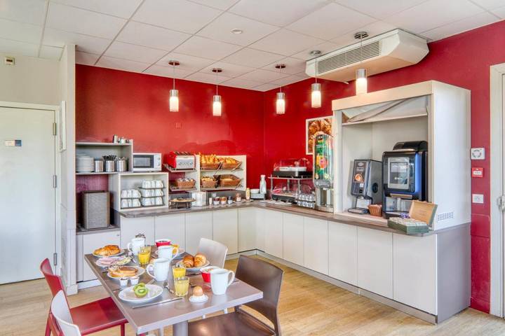 Hôtel pour 3 personnes, avec terrasse et vue à Riom - 3