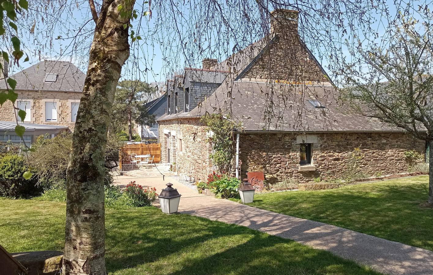 Appartement confortable avec 100m2, TV, jardin et parking in Lanouée, Région de Pontivy
