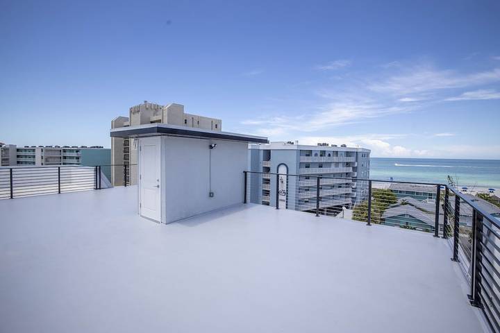 Vacation rental for 8 people, with yard and hot tub as well as pool, with pets in Indian Shores