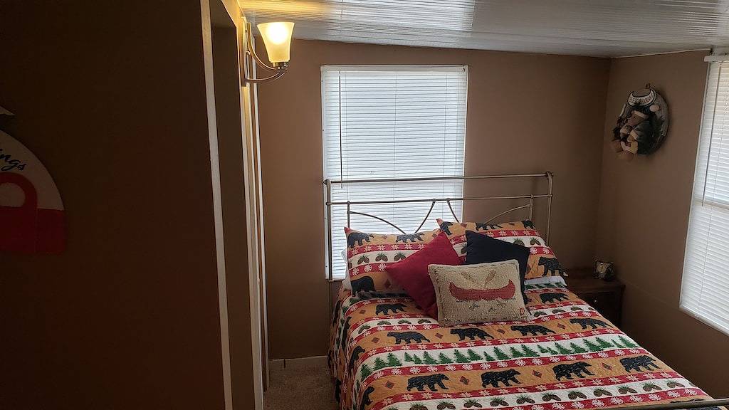 Year Round Access in town Bungalow, Hot Tub, Fire Pit and Extra Parking in Blue Ridge Parkway, Maggie Valley