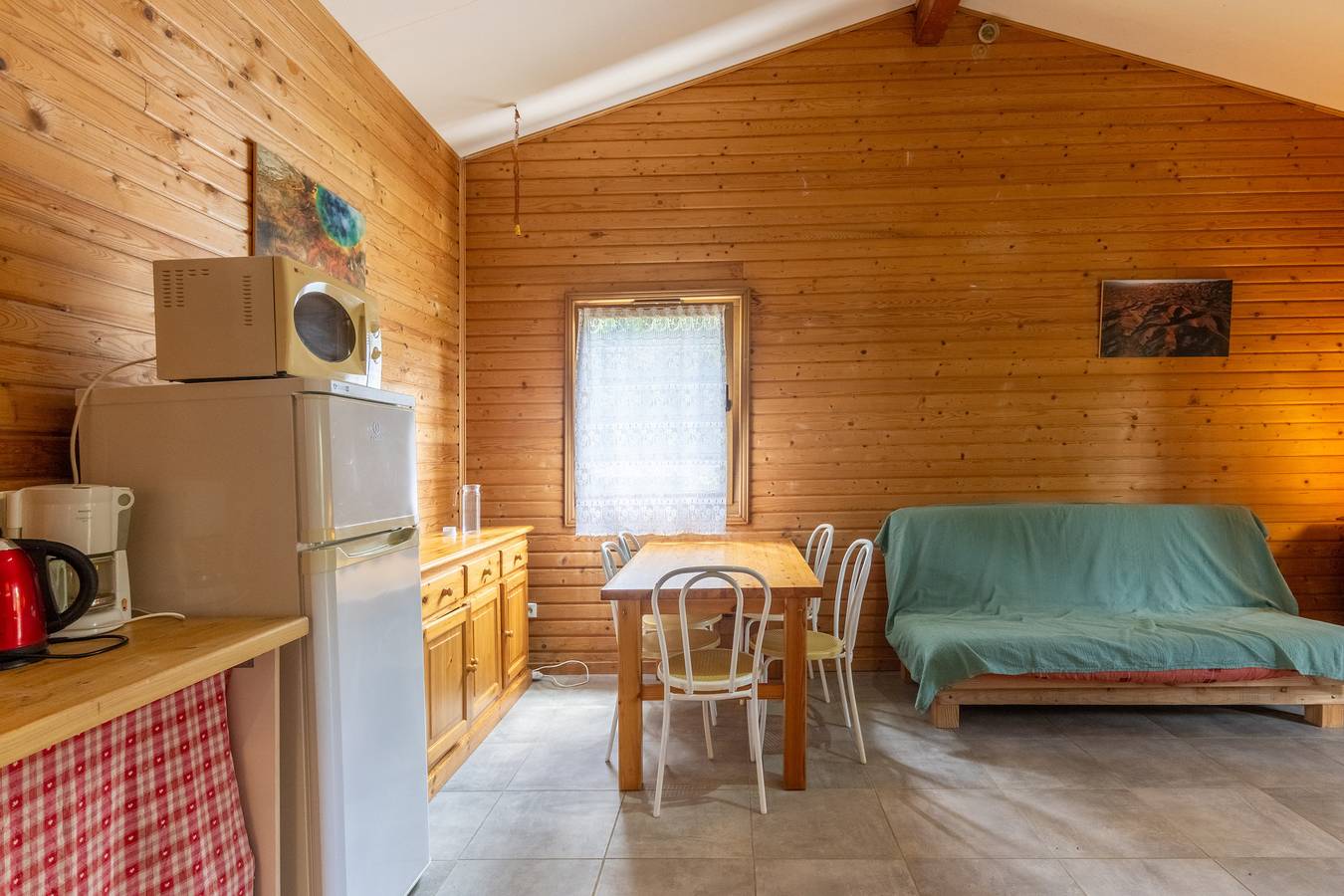 Chalet 'Vert 4 Personnes' avec balcon et Wi-Fi in Darbres, Ardèche