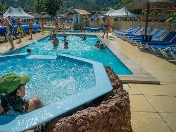 Gîte pour 4 personnes, avec jacuzzi ainsi que sauna et bassin pour enfant à Lalevade-d'Ardèche