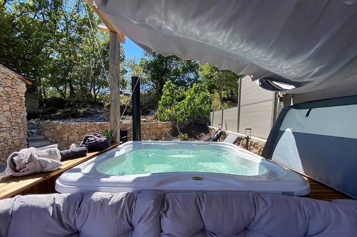 Location de vacances pour 2 personnes, avec terrasse ainsi que jardin et jacuzzi à Bouyon - 3