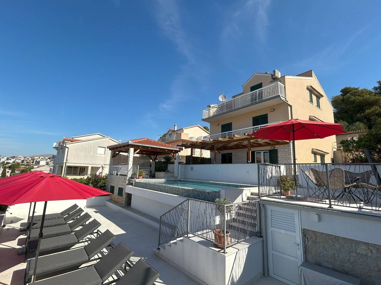 Ganze Wohnung, Beheizter Infinity-Pool, Appartement mit Meerblick 2 in Okrug Gornji, Ciovo