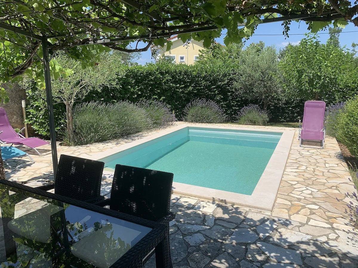 Luxuriöse Villa mit Pool in einer grünen Oase. in Lakmartin, Krk