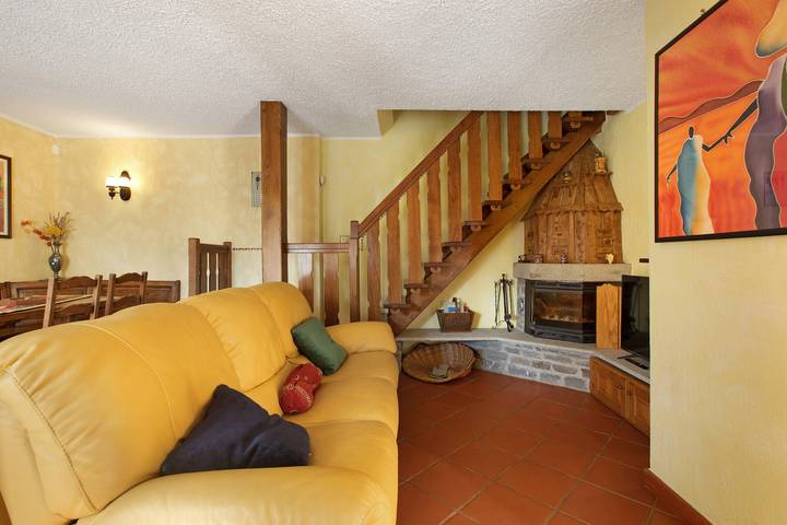 Ganze Wohnung, Ferienwohnung 'Casa Mauro Con Vista Su Aosta' mit Bergblick, privater Terrasse in Comune di Sarre, Walliser Alpen