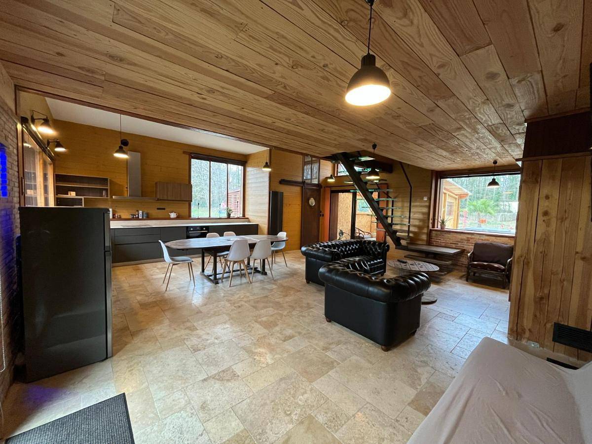 Appartement entier, Atelier, cosy et moderne & terrasse avec jacuzzi in Soucelles, Région d'Angers