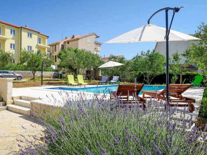 Ferienwohnung für 4 Personen, mit Terrasse und Garten in Grad Šibenik