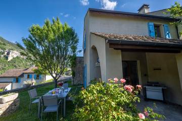 Gîte pour 4 personnes, avec piscine et terrasse, animaux acceptés dans Massegros Causses Gorges