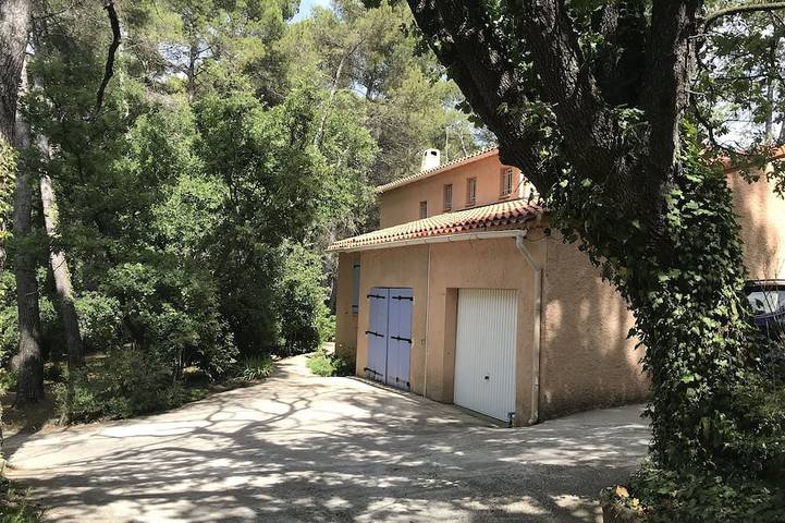 Location de vacances pour 8 personnes, avec Terrasse et Jardin à Fuveau