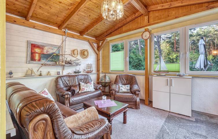 Rückzugsort am See mit Terrasse und Parkplatz, 800 m zum Strand in Kagar, Rheinsberg