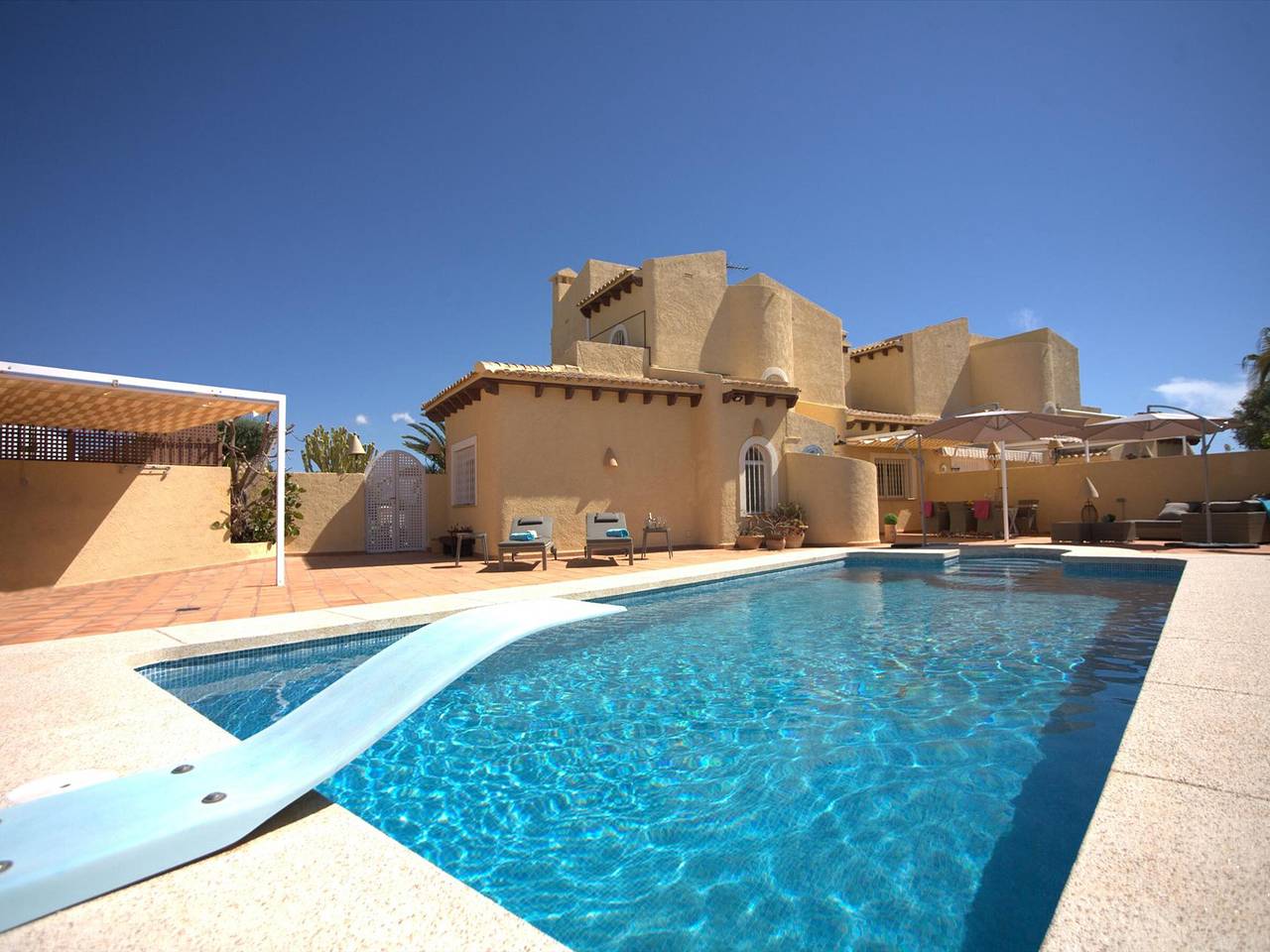 Casa moderna con piscina privada y aire acondicionado, cerca de playas de Benidorm in La Nucía, Costa Blanca