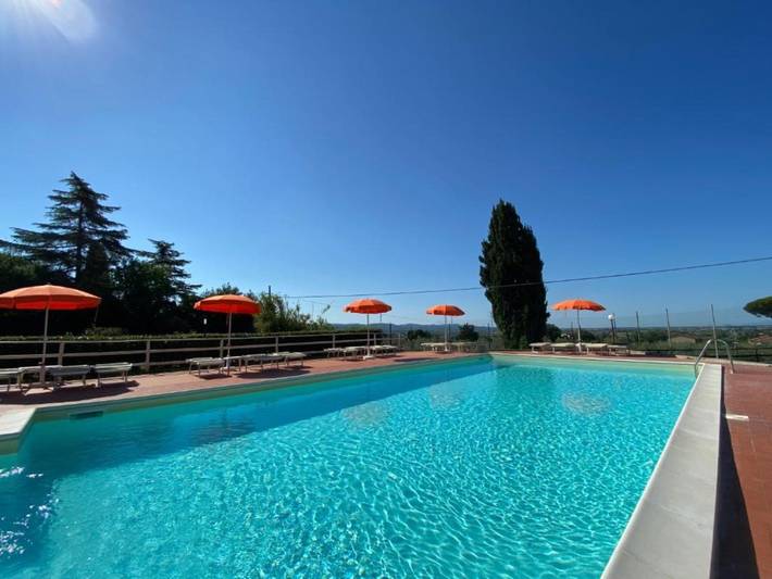 Geheel appartement, Appartement 'Monolocale Colorino' met Terras, Gedeeld Zwembad & Wi-Fi in Suvereto, Etruskische kust
