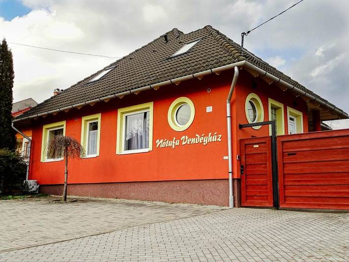 Dom gościnny dla 2 osób, z taras i jacuzzi oraz ogród w Eger