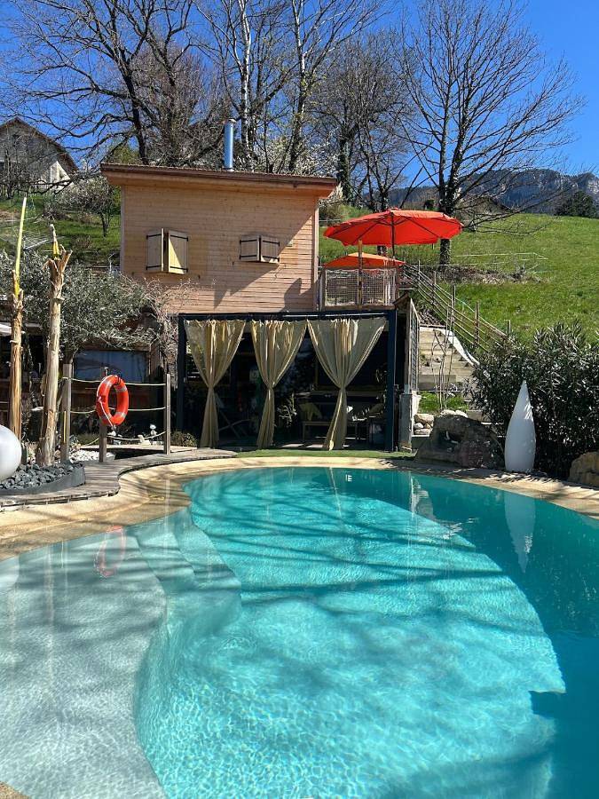 Gîte pour 4 personnes, avec terrasse et jacuzzi ainsi que piscine et jardin à Mouxy